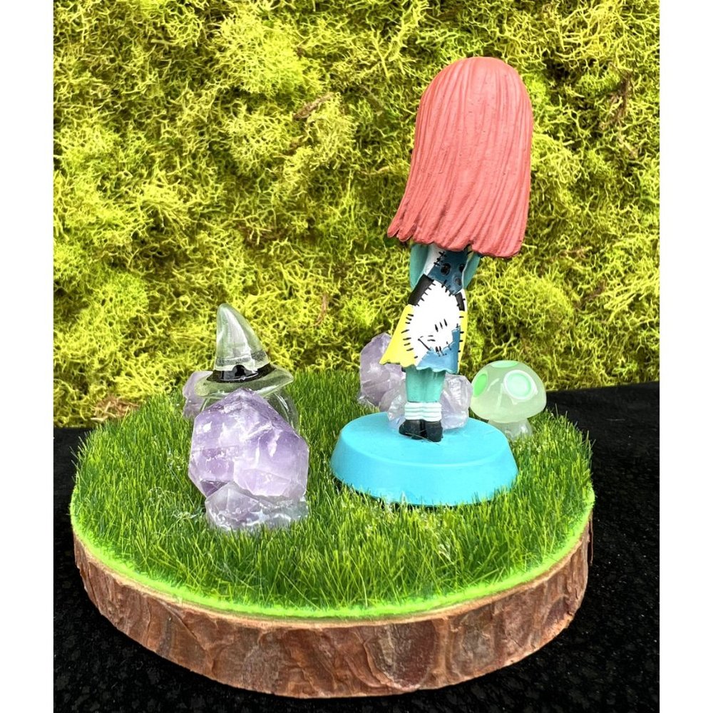 Sally Bobble Head Figure w/ Amethyst pieces - Picture 4 of 6